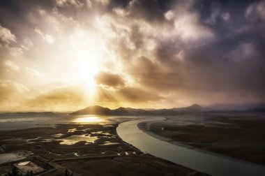 Günbatımı Suncheon sulak alanlar üzerinde 