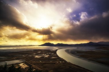 Günbatımı Suncheon üzerinde