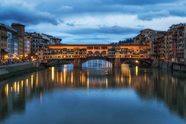 Gece yansıma Ponte Vecchio