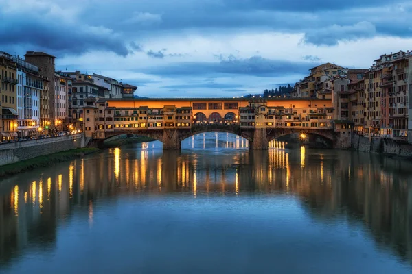 Gece yansıma Ponte Vecchio
