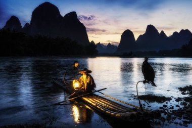 Cormant balıkçı li nehir