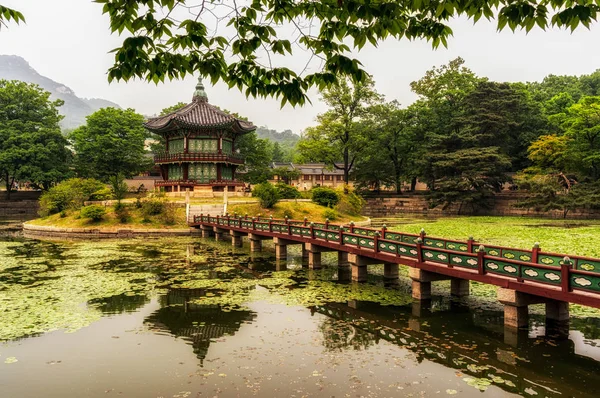 Hyangwonjeong paviljoen in seoul — Stockfoto