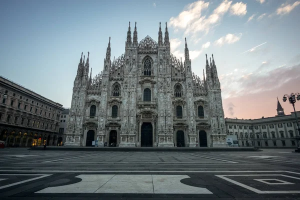 Milão Duomo ao nascer do sol — Fotografia de Stock