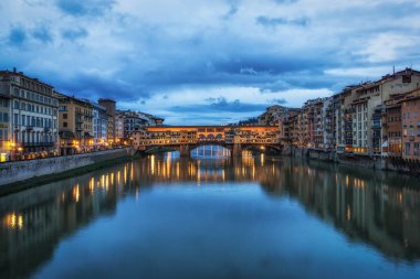 Gece yansıma Ponte Vecchio