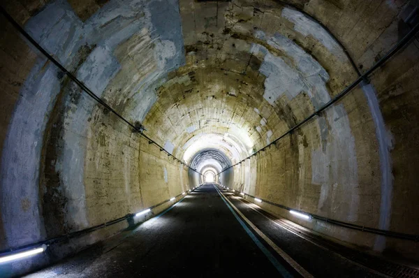 Kolo silniční tunel — Stock fotografie