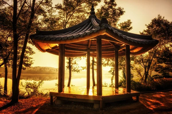 Pagoda coreeană lângă lac — Fotografie, imagine de stoc