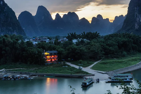 Red hotel by li river — Stock Photo, Image