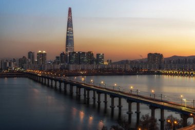 Gün batımında Lotte Kulesi 