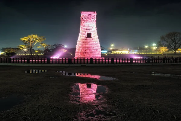 Obserwatorium: Cheomseongdae w nocy — Zdjęcie stockowe