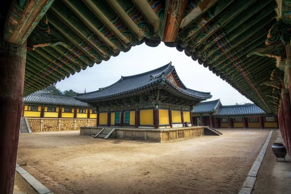 Коридоры geukrakjeon в храме bulguksa — стоковое фото