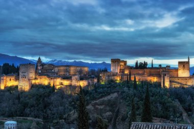 Alhambra palace gece görünümü