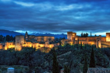 Alhambra palace gece görünümü
