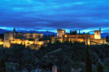 Alhambra palace gece görünümü
