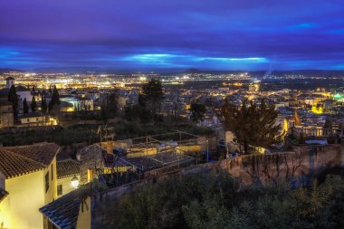 Granada şehir gece görünümü