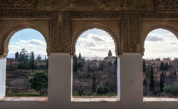 Vista al palacio de la alhambra desde generalife — Foto de Stock
