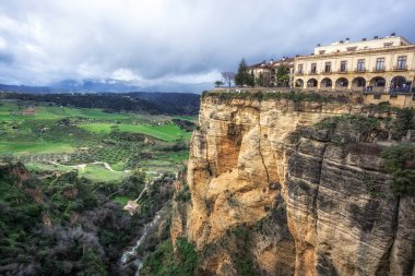 Cliff üzerinde tünemiş Ronda şehir