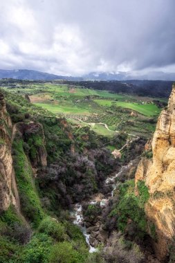 Cliff üzerinde tünemiş Ronda şehir