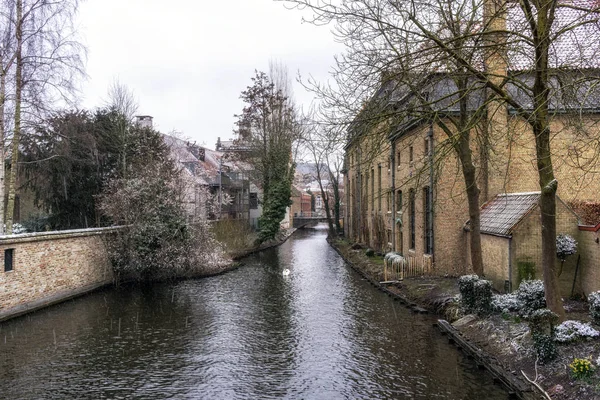 Sněží v Bruggách kanál — Stock fotografie