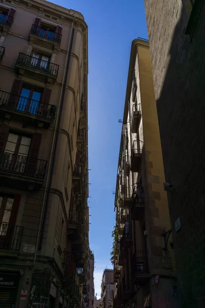 Callejuelas estrechas y calles de barcelona — Foto de Stock