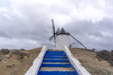 Consuegra yel değirmenleri ile kanatlarını yırtılmış