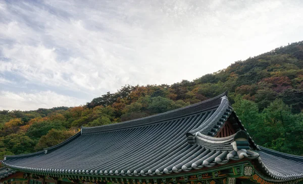 Telhas do telhado do templo yongmunsa — Fotografia de Stock