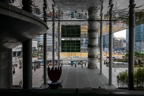 Главный вход станции Ёнсан — стоковое фото