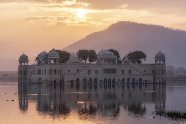 Jal mahal woda pałac wschód słońca — Zdjęcie stockowe