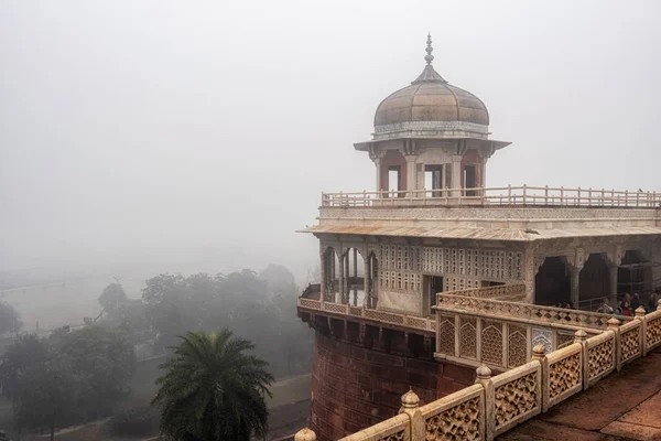 Agra fort diwan i khas in fog — Stockfoto
