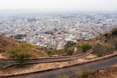 Nahargarh Kalesi 'ne giden yol.