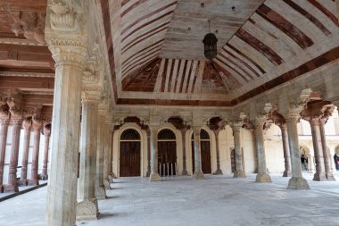 Diwan ben Amer Kalesiyim.