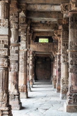 qutub minar sütunları