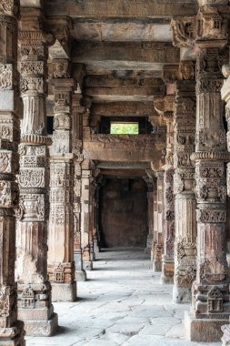 qutub minar sütunları