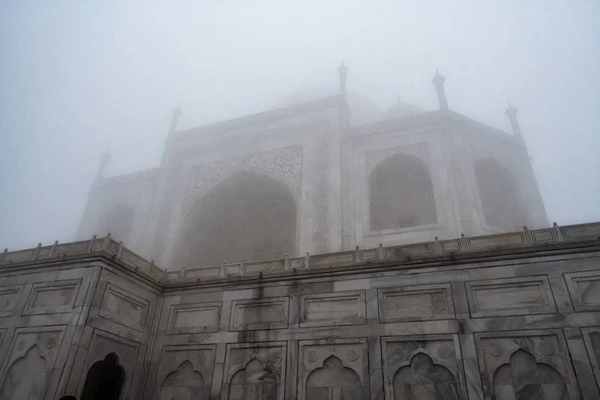 Taj mahal covered in fog — Stock Photo, Image