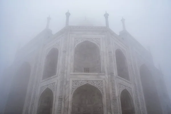 Taj mahal covered in fog — Stock Photo, Image