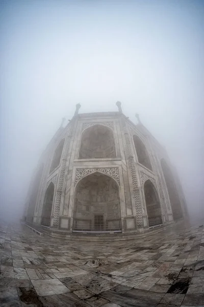 Taj mahal täckt av dimma — Stockfoto