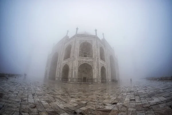 Taj mahal recouvert de brouillard — Photo