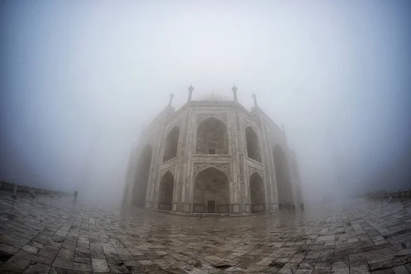 Тадж Махал, покрытый туманом — стоковое фото
