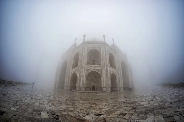 Taj mahal täckt av dimma — Stockfoto
