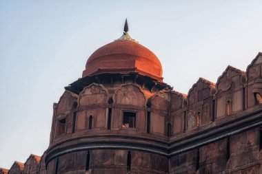 Kırmızı kale duvarı.