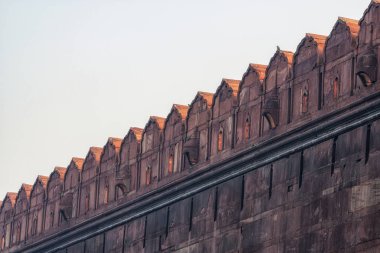 Kırmızı kale duvarı.