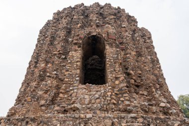 Qutb kompleksinde alai minar