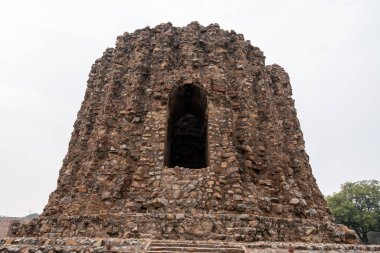 Qutb kompleksinde alai minar