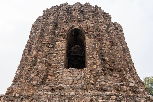 Qutb kompleksinde alai minar