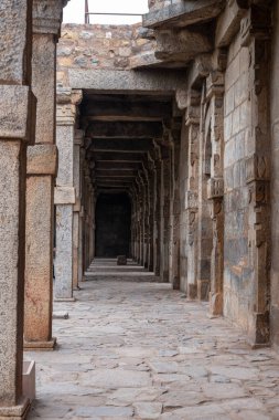 qutub minar sütunları