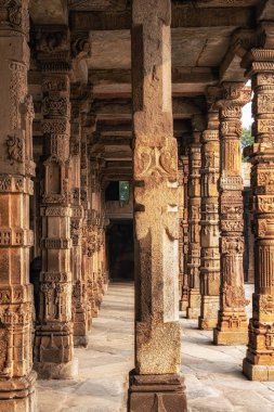 qutub minar sütunları