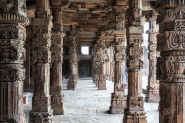 qutub minar sütunları