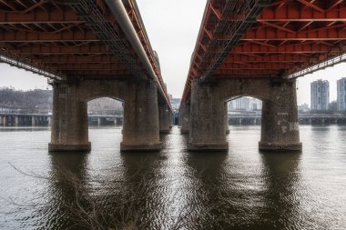 Hangang Daegyo ya da Han Nehri köprüsü aşağıdan alınmış. Güney Kore, Seul 'deki Han Nehri' nden geçen ünlü köprü.