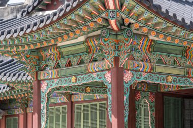 Güney Kore, Seul 'deki Changdeok Sarayı' nda çeşitli mimari ve geleneksel tarihi unsurlar.