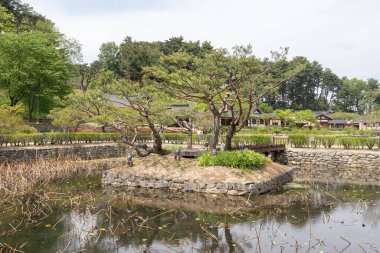Güney Kore, Gangneung 'daki Seongyojang Evi' ndeki yapay göletin tepesindeki Hwallaejeong pavyonu.
