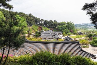 Seongyojang evi, geleneksel Joseon kraliyet ailesinin evlerinin korunmasıyla ünlü bir turistik merkezdir. Gangneung, Güney Kore 'de çekildi.